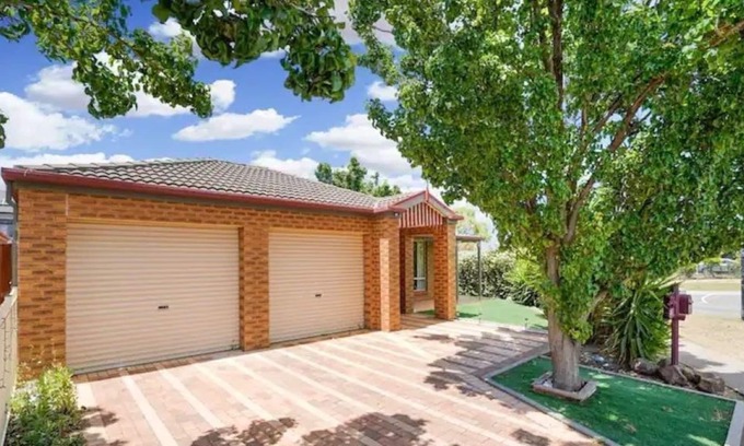 Tarneit House | Comfortable and Cozy Tarneit Large Family Home w/ BBQ