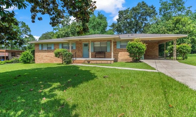 Dothan House | Comfortable and Spacious Home in Dothan w/4 TV's - Sunroom - 4 Beds - King Bed