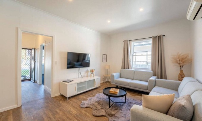 Ballarat East House | Comfortable Black Hill Cottage