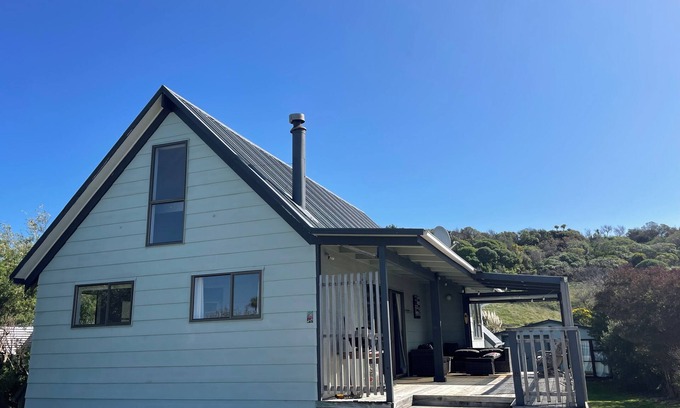 Riversdale House | Comfortable, conveniently located family beach bach