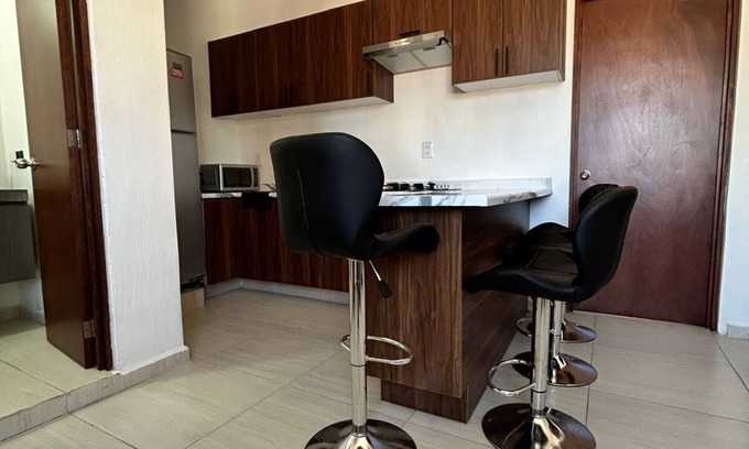 Zona Minerva Apartment | Comfortable Colonia Americana apartment, on one of the main avenues