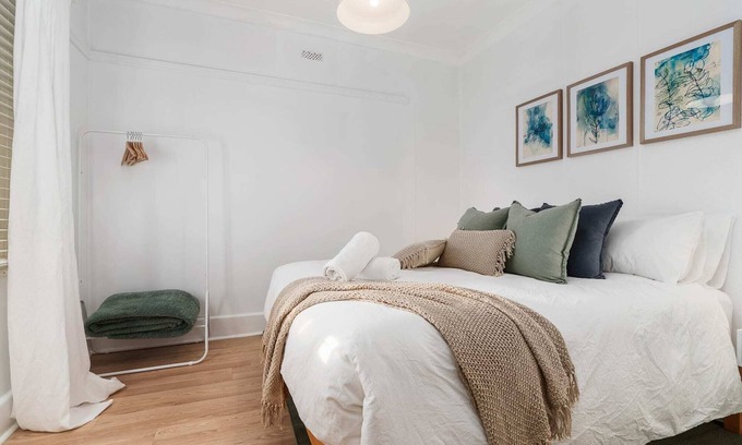 Orange East House | Comfortable & Cosy Getaway close to Town, Sleeps 4