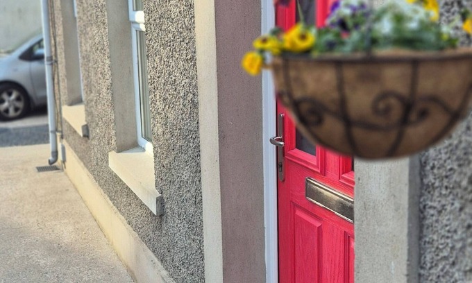 Newtownards House | Comfortable Cottage Stay Outside Belfast | Private Parking & Sleeps 4 guests