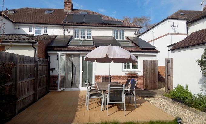 Girton House | Comfortable duluxe spacious house with lovely front and rear gardens