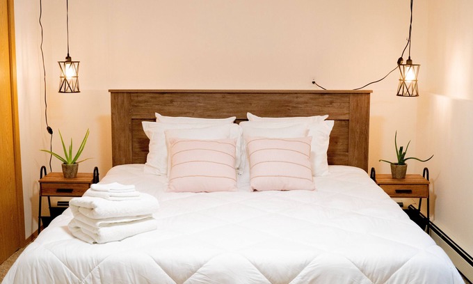 College House | Comfortable Duplex in Nature - Minutes to Town
