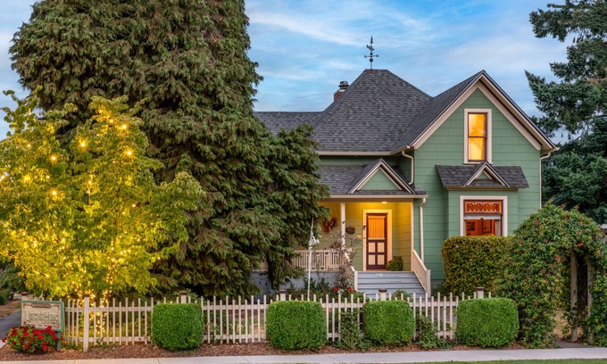Newberg House | Comfortable Elegance in the Heart of Downtown Newberg