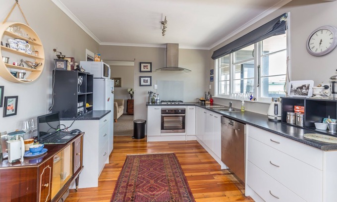 Himatangi Beach House | Comfortable family home 5 minute walk to the beach