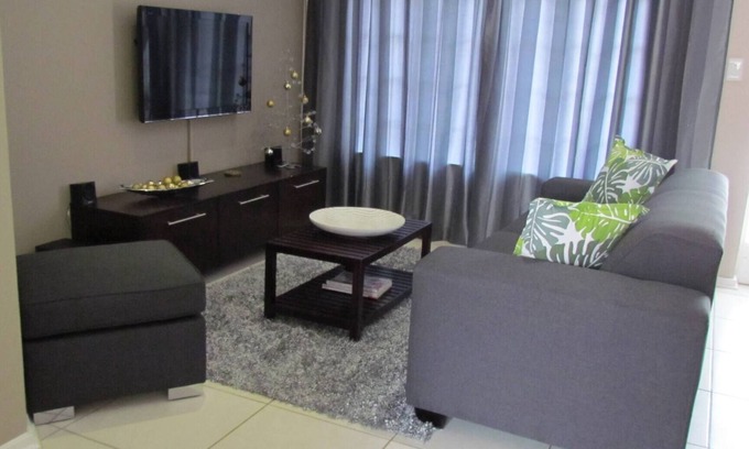 Langenhoven Park House | Comfortable Furnished Apartment Wi-fi free Parking