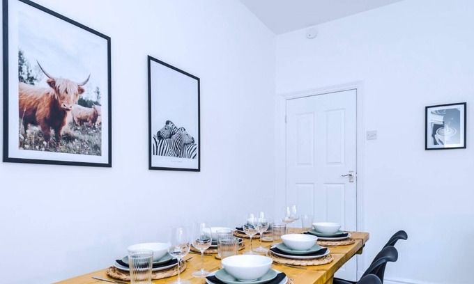 Ashton-under-Lyne House | Comfortable 4 bedroom home