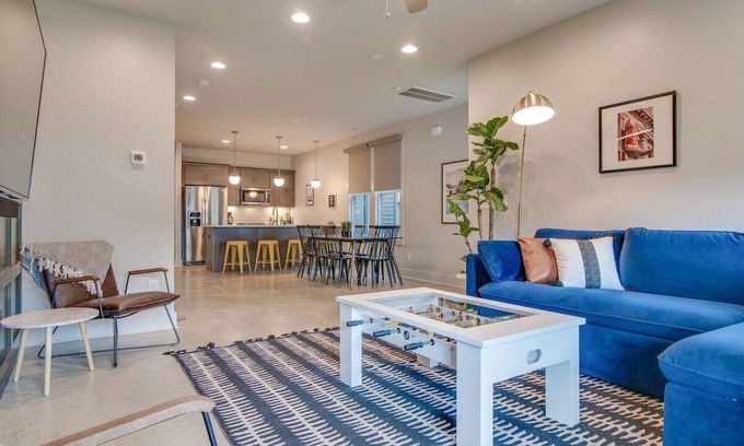 Greenwood House | Comfortable Home for 10 in East Nashville