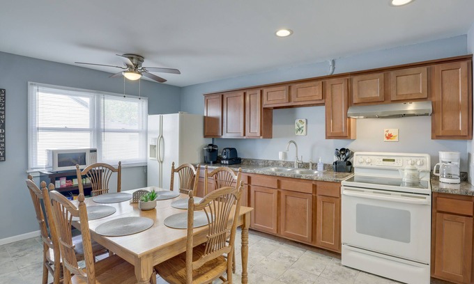 Milwaukee House | Comfortable Milwaukee Abode ~ 10 Mi to Downtown!