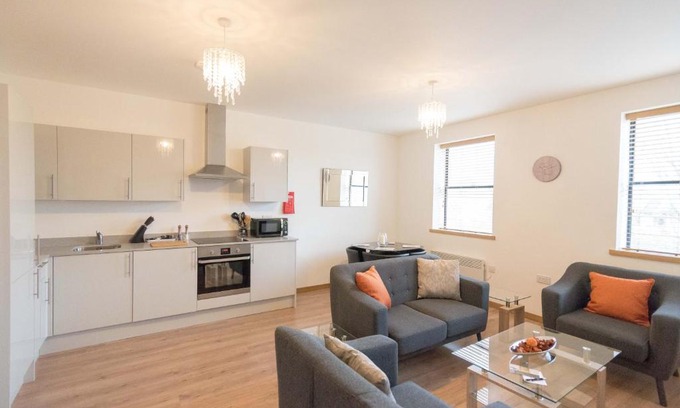 Swindon Apartment | Comfortable Modern Apartment in Swindon, FREE parking sleeps up to 5
