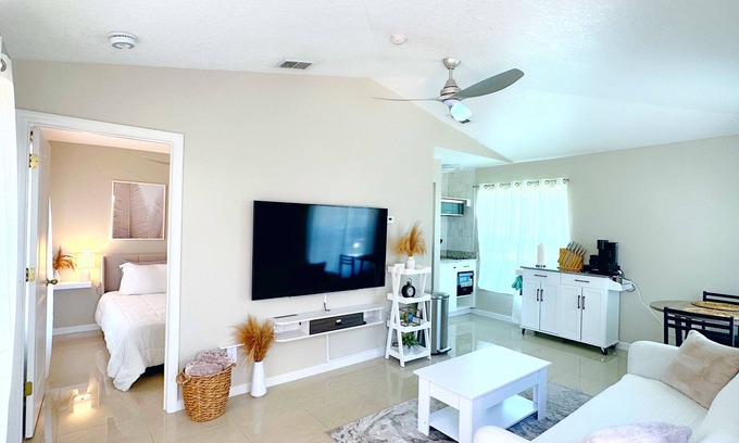 Palm Coast House | Comfortable Natural modern one bedroom Guesthouse