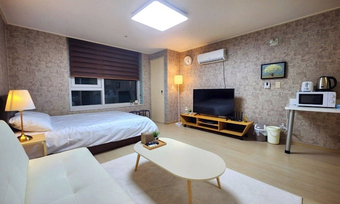 Yeoksam Apartment | "Comfortable Stay Near Gangnam Station- Great Location&Easy Access!"
