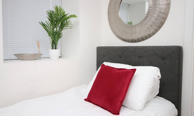 Cwmbrwla Apartment | Comfortable Studio Near City Centre, Free Parking