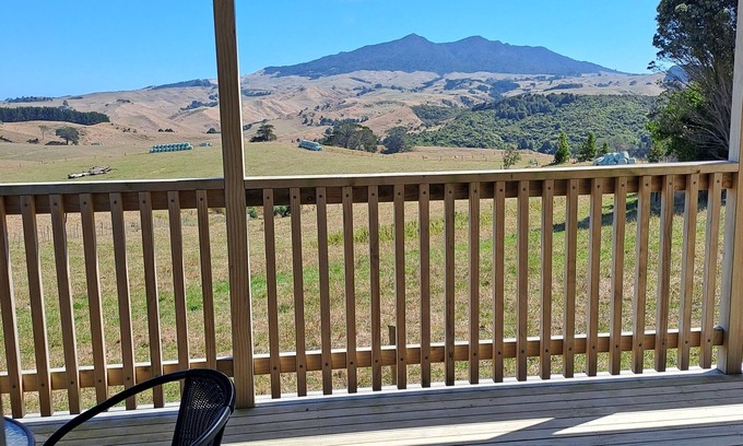 Te Mata Cabin | Comfortable studio with stunning mountain & ocean views – Your perfect getaway!