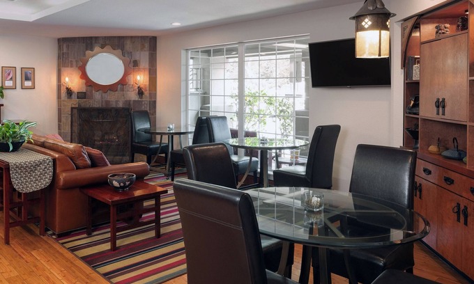 East Roseville Parkway Hotel | Comfortable Suite w/Full Kitchen, Close to Miners Ravine Nature Reserve!