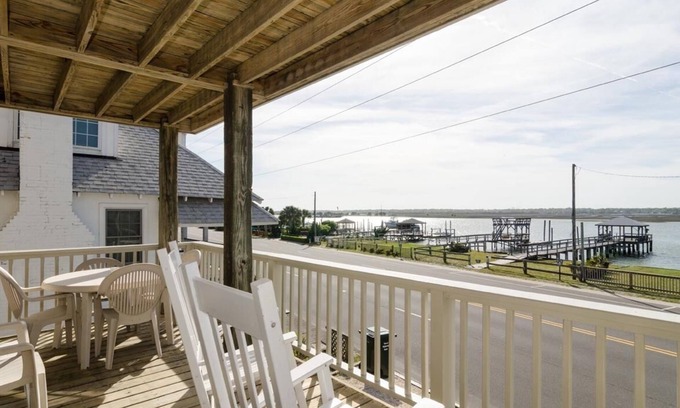 South End House | Comfortable sound-front duplex near Crystal Pier!