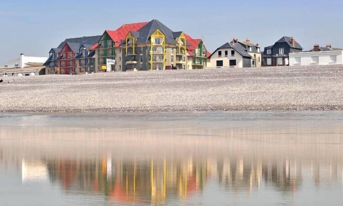 Cayeux-sur-Mer Apartment | Comfortably furnished apartment with a sea view