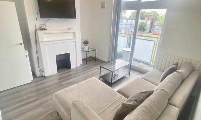 Edmonton Apartment | Comfy 2 Bedroom Apartment With Balcony Near Tottenham Hotspur Stadium