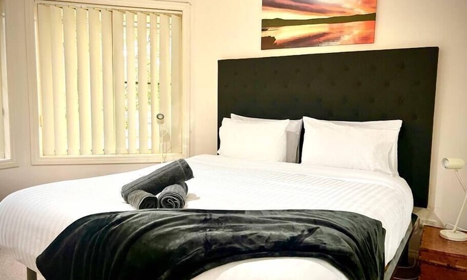 West Gosford House | Comfy 3 Bed Gosford townhouse near CBD & Hospital