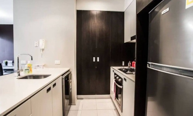 Kensington Apartment | Comfy apartment, next to playground and BBQ area and 3 train stops to the CBD!