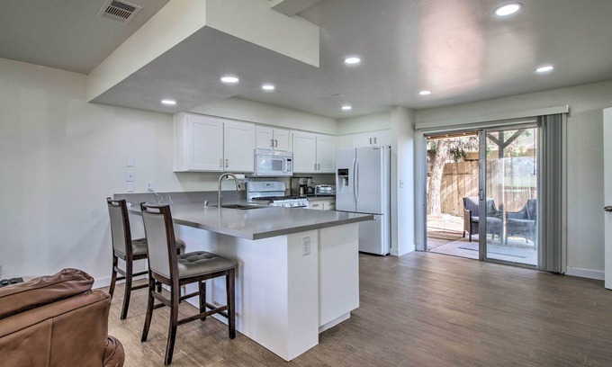 Country Rose House | Comfy Bakersfield Townhome - Fire Pit & Patio