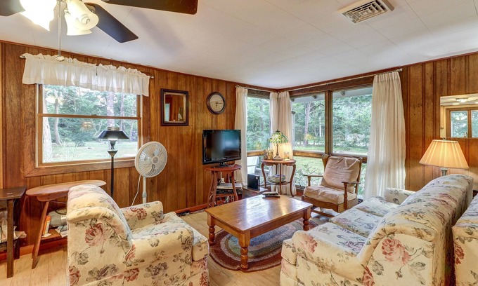 Eastham Cottage | Comfy Cabin with Deck, Firepit, & Bike Path Access - Walk to Nauset Light Beach