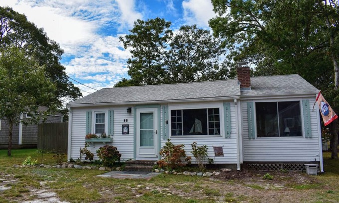 West Harwich House | Comfy Cape Cod cottage, sleeping 6, just .4 miles to the beach.