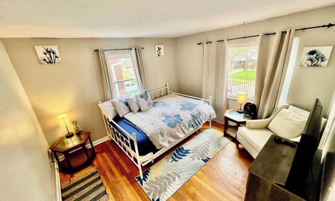 Westwood Apartment | Comfy Cozy Safe 2nd Floor Aptmnt 13 Min to UC Med