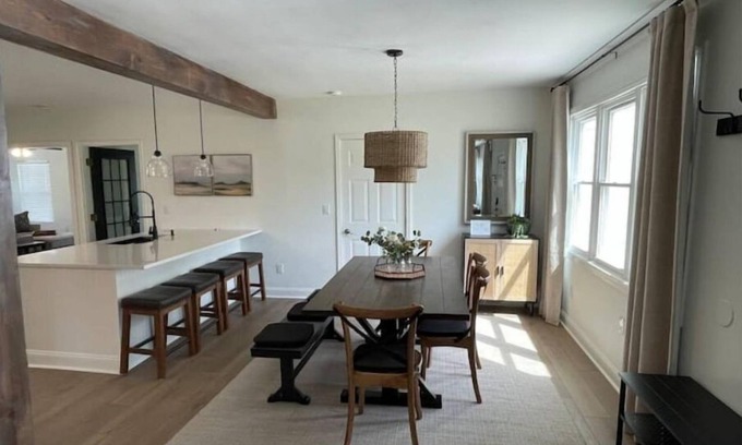 Independence House | Comfy King Beds and Fast Wi-Fi near KC stadiums