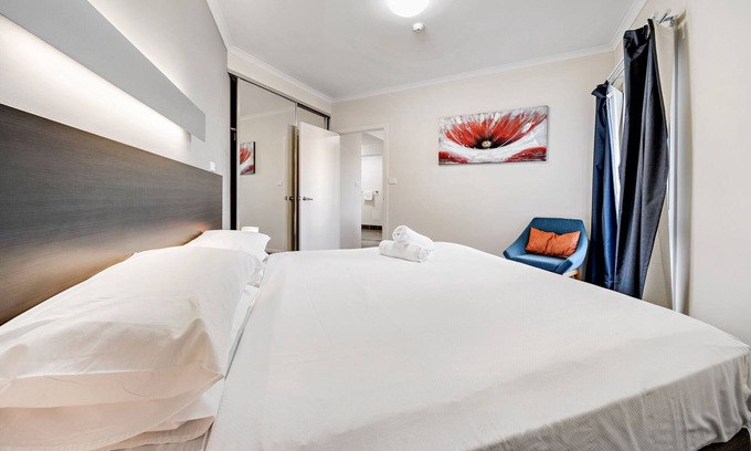 Greenway Apartment | Comfy Lakeside 1-Bed with Secure Parking