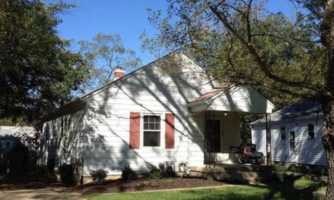 Near Eastside Apartment | Comfy Mini-Apt * Near Downtown * Private Bed/Bath