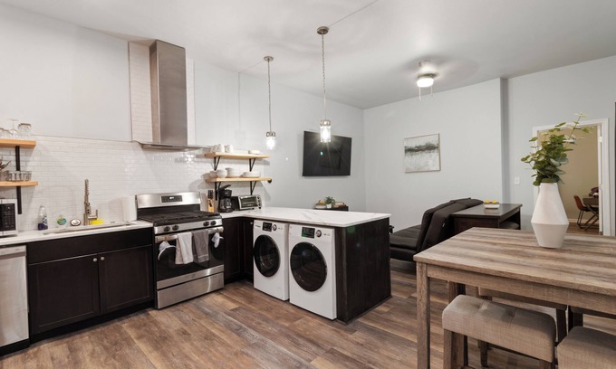 Cincinnati House | Comfy & Modern Walkable Single Level 2 bed Home