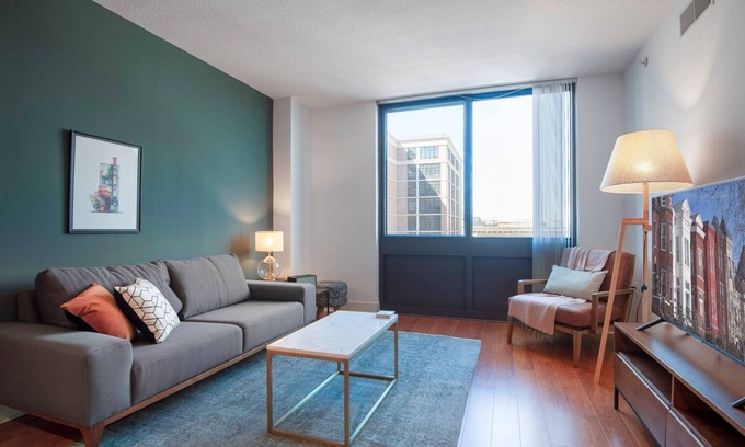 Mount Vernon Triangle Apartment | Comfy Mt. Vernon 1BR w/Gym, Doorman, close to metro, by Blueground