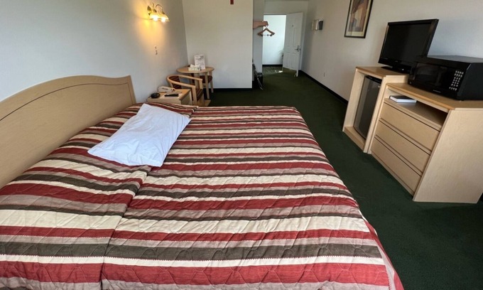 Red Bud Bed & Breakfast | Comfy Petite Single King Suite in a Friendly Town!