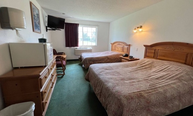 Renault Bed & Breakfast | Comfy Queen + Full Room in the Heart of Red Bud!