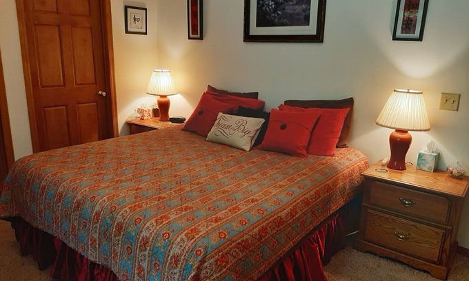 Rock Falls House | Comfy, Quiet & Cozy Eau Claire, WI, USA