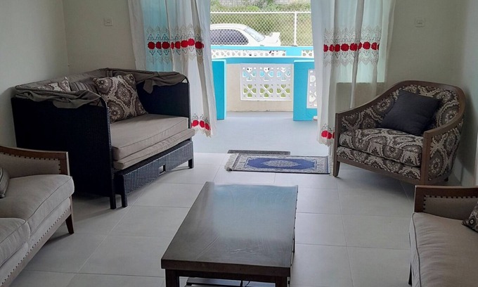 Ealing Grove House | Comfy retreat - Oistins beach & Surfers Point in 5 minutes!