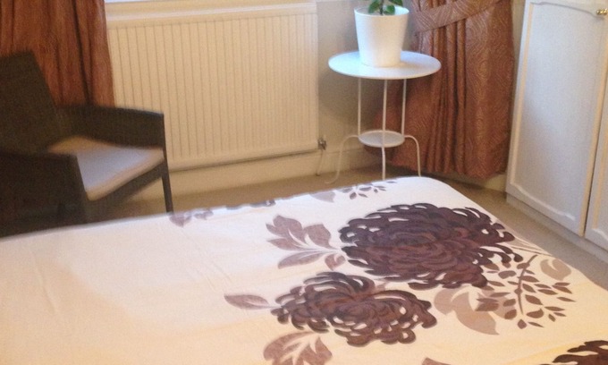 Norbury House | Comfy Room Well Located