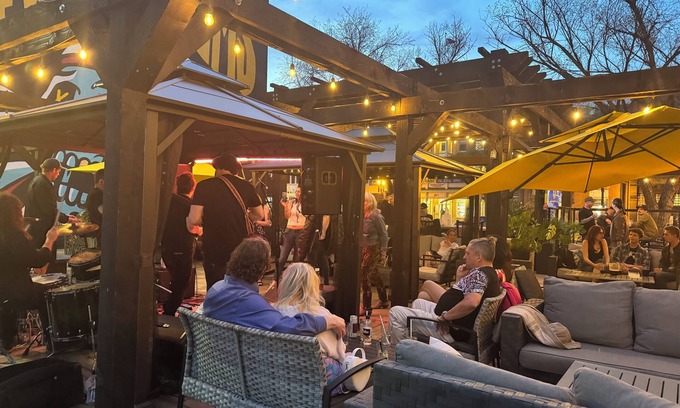 Whyte ave Hotel | Commercial Hotel