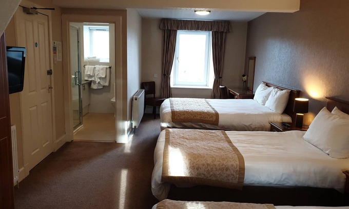 Cromarty Firth Hotel | COMMERCIAL HOTEL