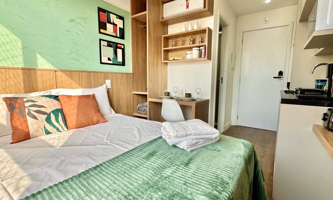 Alto da Gloria Apartment | Compact studio near CoutoPereira with air conditioning and parking space