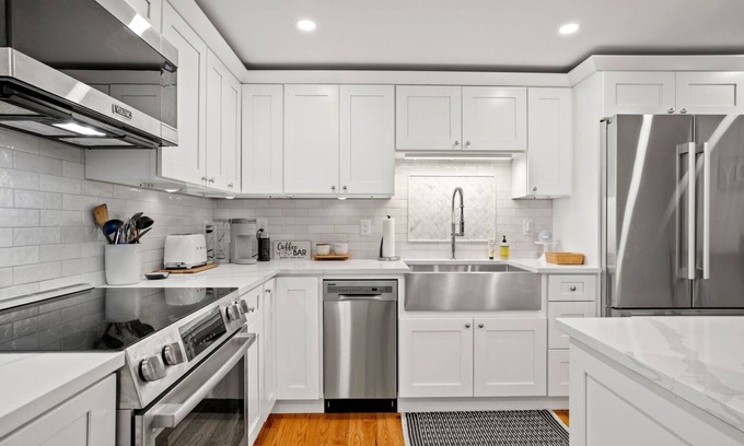 Narragansett House | Compass Rose-Coastal Chic Home Walk to Beach!