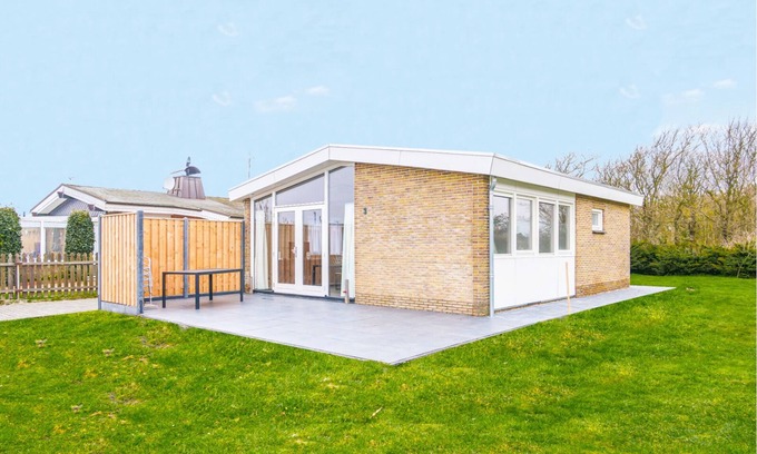 Julianadorp aan zee House | Completely renovated and refurbished! Discover vacation home Zonnig Zuid in Julianadorp aan Zee, with sunny garden, new kitchen and luxurious bedroom, perfectly located near beach and center.