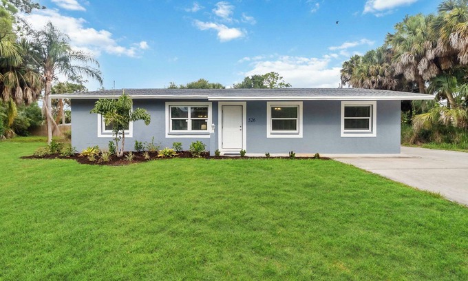 South Venice House | Completely Updated Coastal Contemporary Retreat - Minutes to the Beach !
