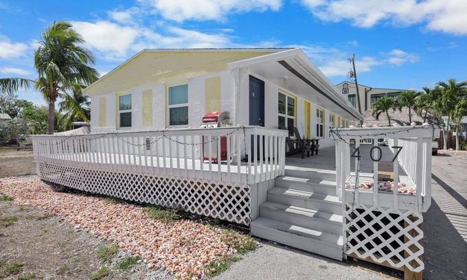 Goodland Condo | Condo located in Goodland just a short walk from great food