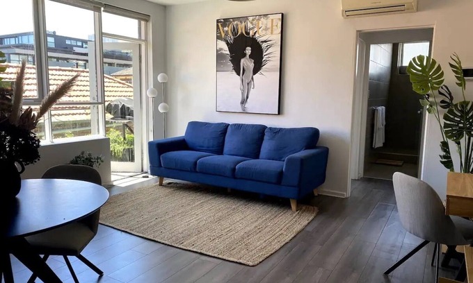 Elwood Apartment | Condo Moments to Elwood Beach and Village