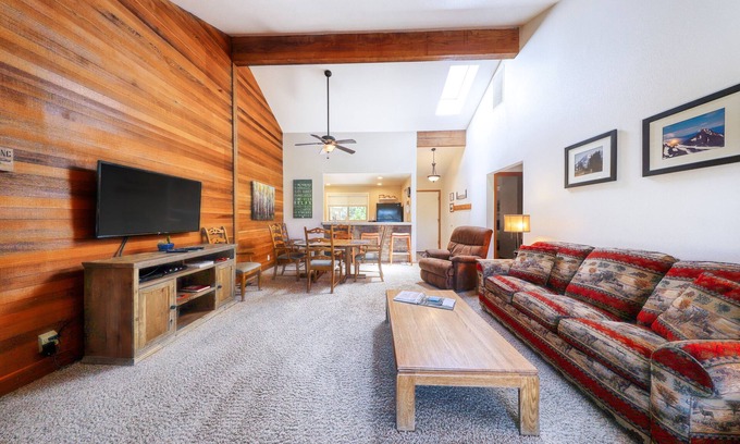 Sunriver Condo | Condo on bike path with beautiful lake view, pool, tennis & SHARC passes