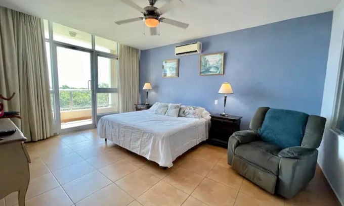 Tumba Vieja House | Condo Resort Looking Condo at Coronado Beach